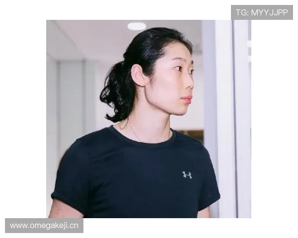 丁霞下班穿拖鞋买菜，手腕那块表让我点开三遍视频